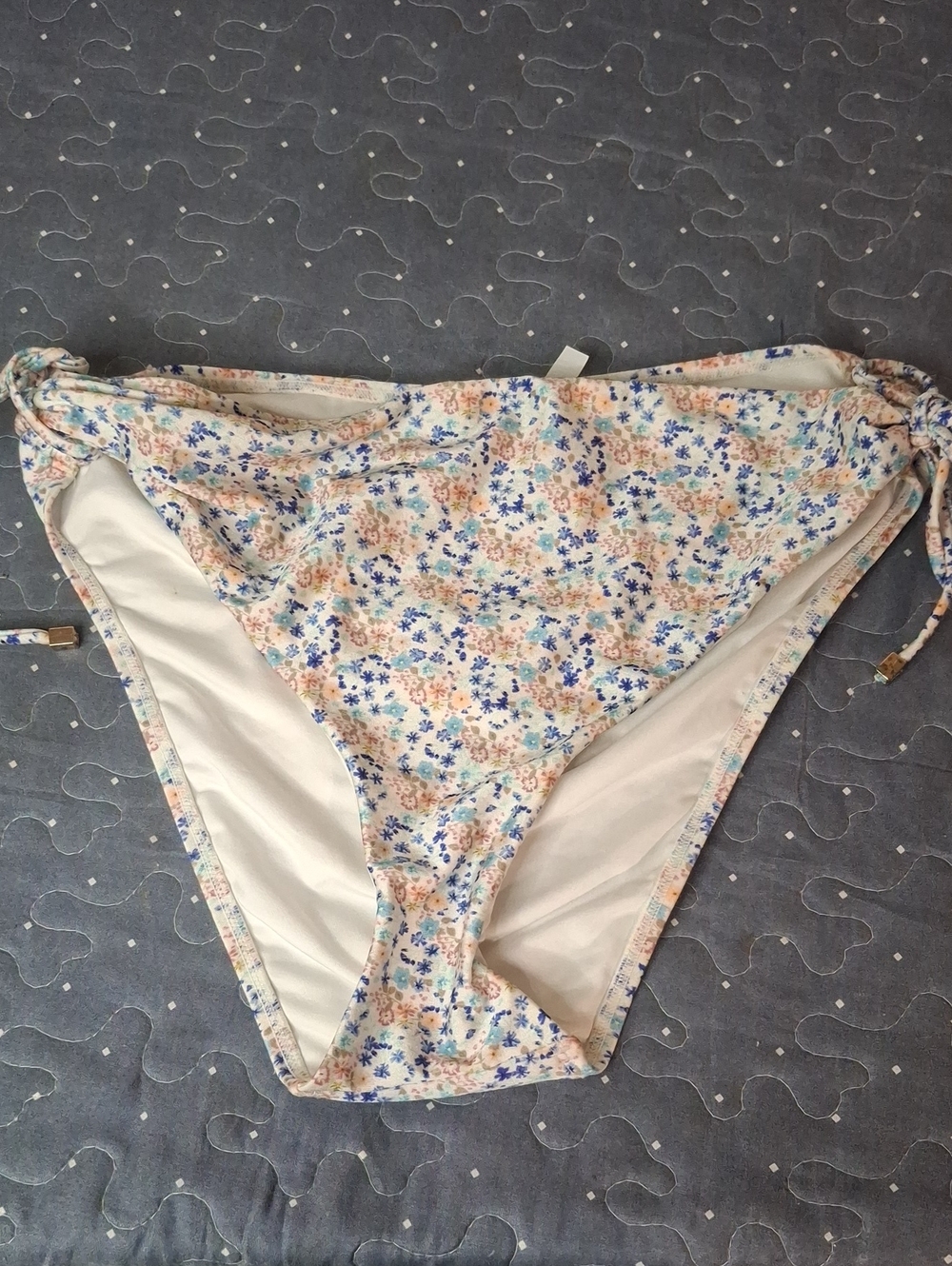 Chelsea & Violet Floral Bikini Bottom in Cream & Blue Size Large Like New